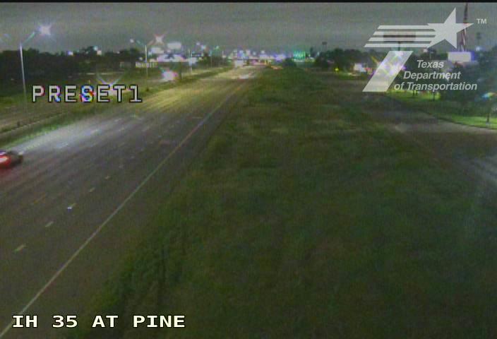 Live snapshot from IH 35 at Pine