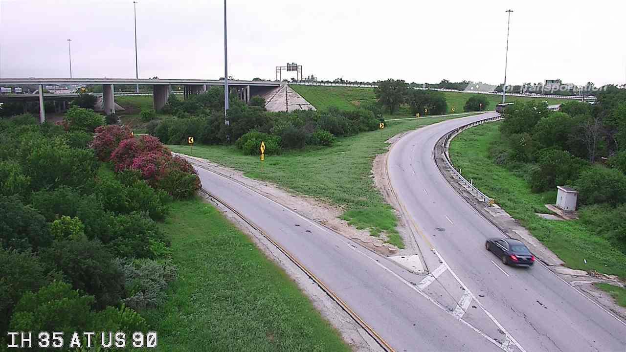 Live snapshot from IH 35 at US 90