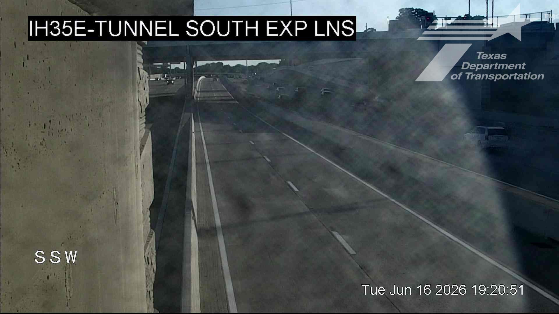 Live snapshot from IH35E @ Tunnel SB Express Lane