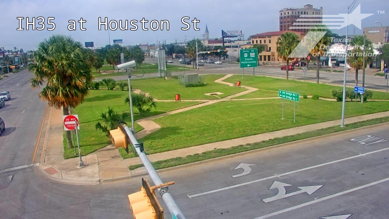 Live snapshot from IH35 at Houston St