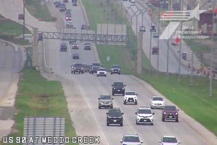 Live snapshot from US 90 at Medio Creek